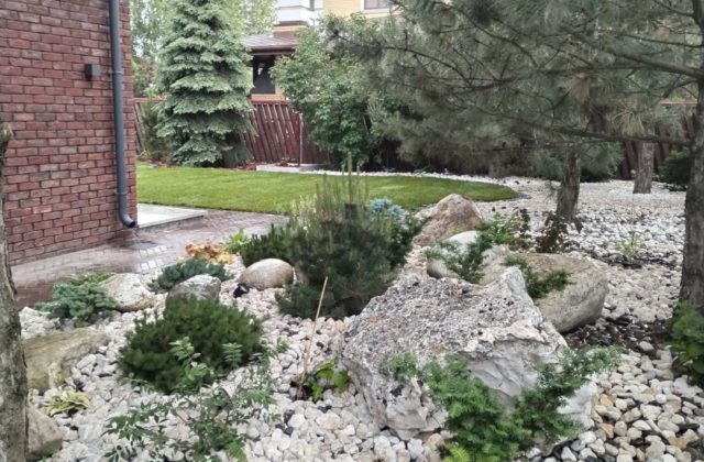 Сад с рокарием в пейзажном стиле
